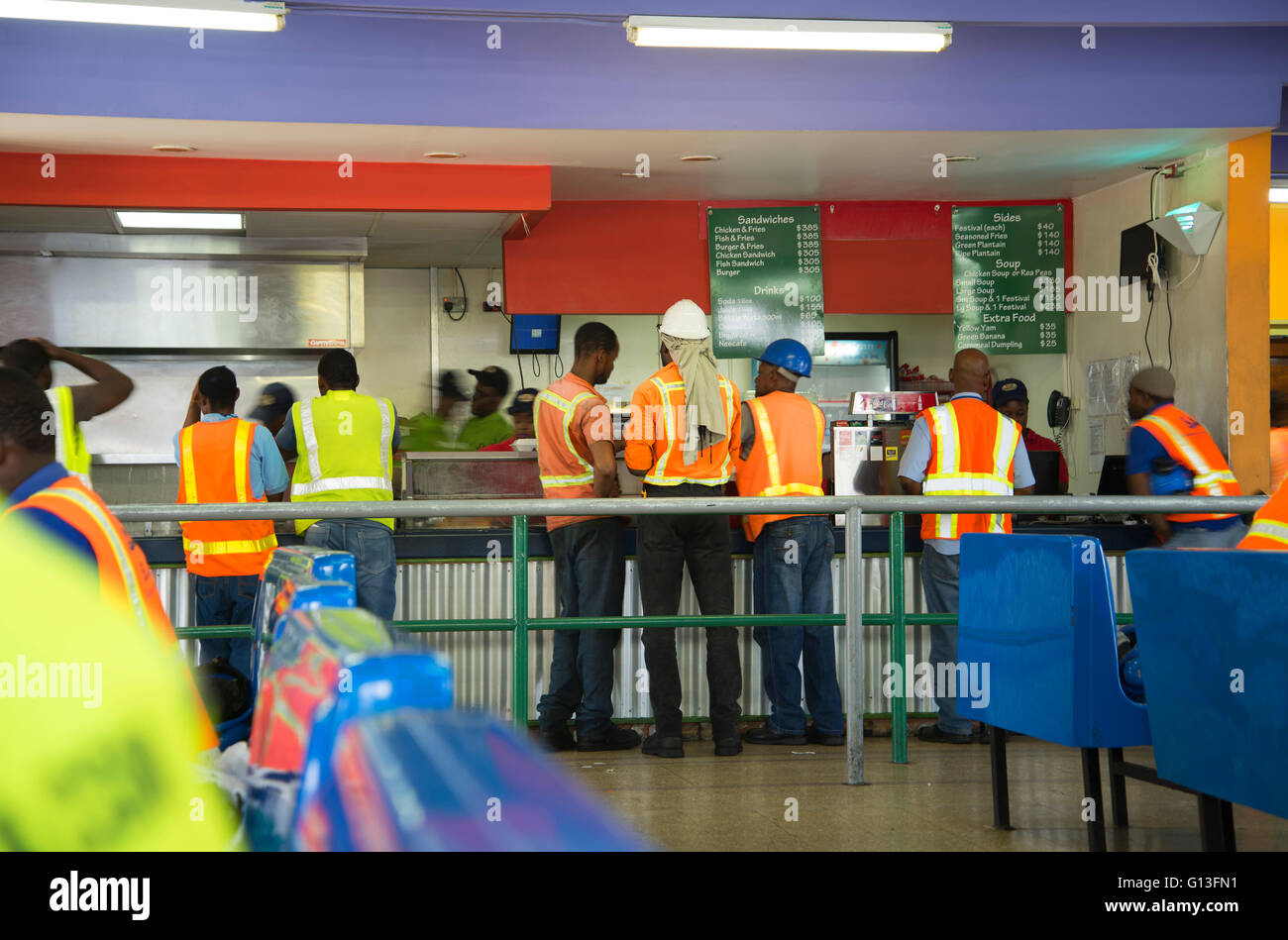 Hafenarbeiter in die Warteschlange für das Mittagessen in der Kantine in Kingston Container Terminal Stockfoto