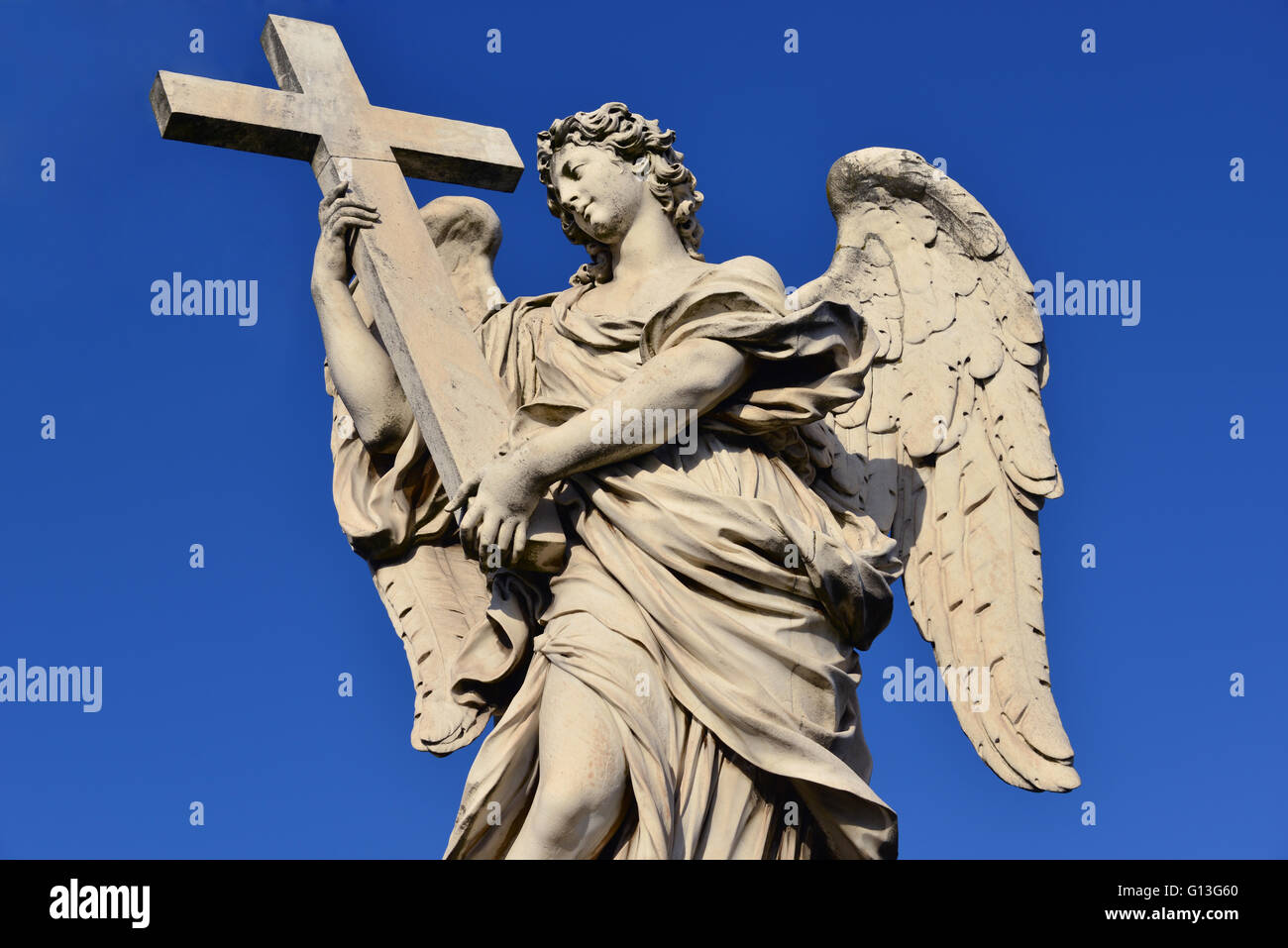 Schöne Marmor Engel mit dem Heiligkreuz von der Brücke Ponte Sant'Angelo, im Zentrum von Rom Stockfoto