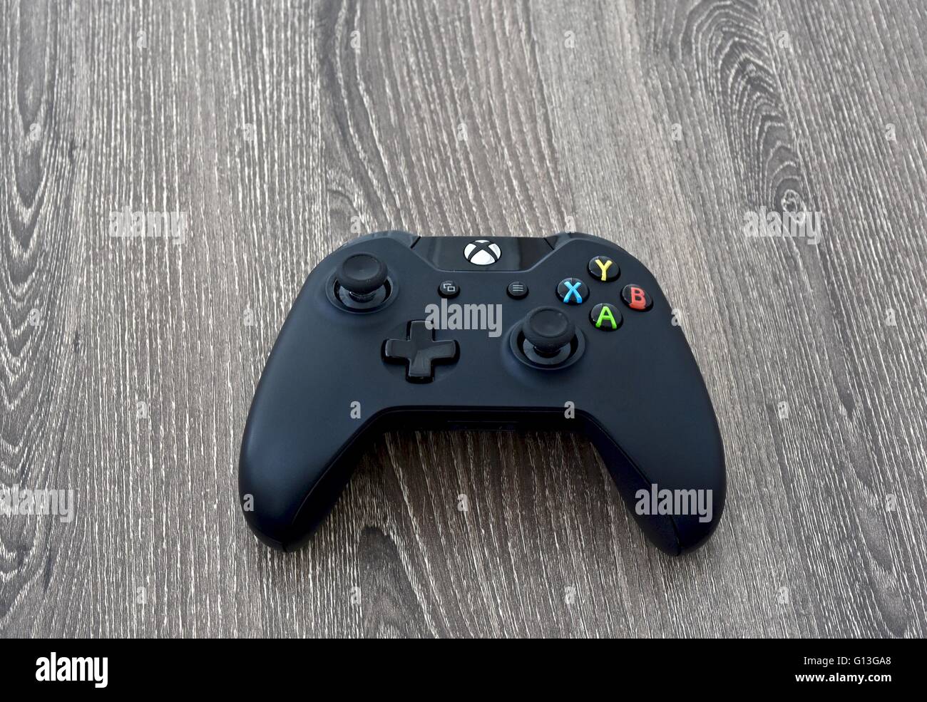 Eine Xbox One Controller auf eine Holzoberfläche Stockfoto