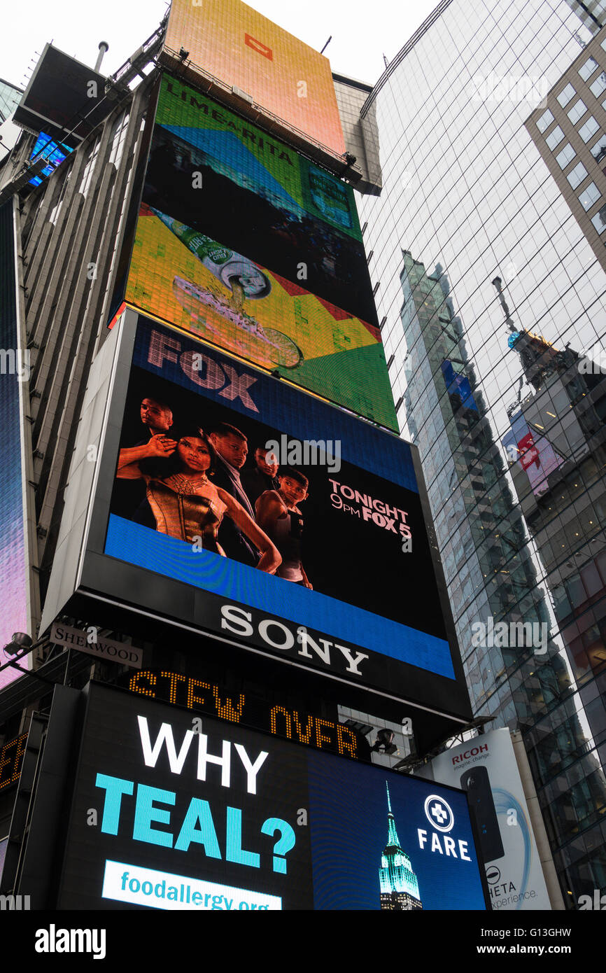 Plakatwände Leuchten Times Square, New York Stockfoto