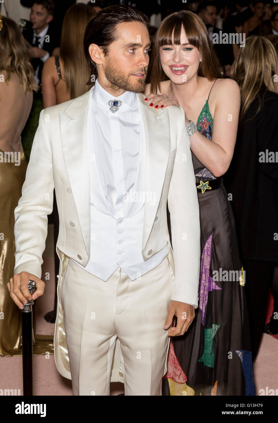 New York City Usa 2 Mai 2016 Jared Leto Und Dakota Johnson Besucht Die 2016 Met Gala Stockfotografie Alamy