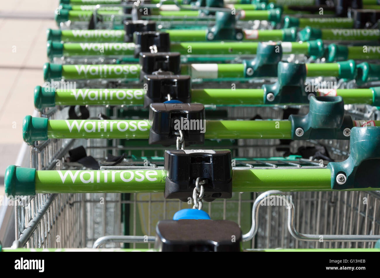 Waitrose-Supermarkt einkaufen Trolleys, zwei Flüsse Shopping Centre, Staines-upon-Thames, Surrey, England, Vereinigtes Königreich Stockfoto
