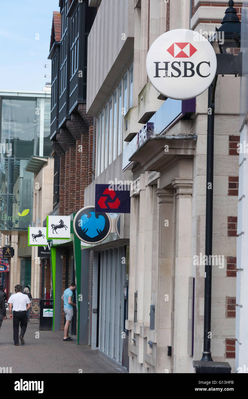 Zeile des Einzelhandels setzt auf hohe Fußgängerzone, Staines-upon-Thames, Surrey, England, Vereinigtes Königreich Stockfoto