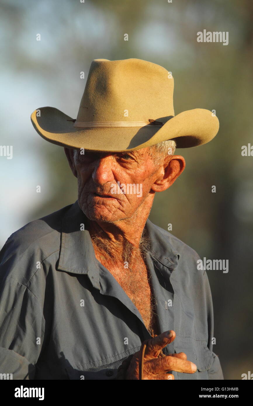 Eine verwitterte alte Cattleman in seinem 80 trägt einen Cowboyhut in Queensland, Australien. Stockfoto