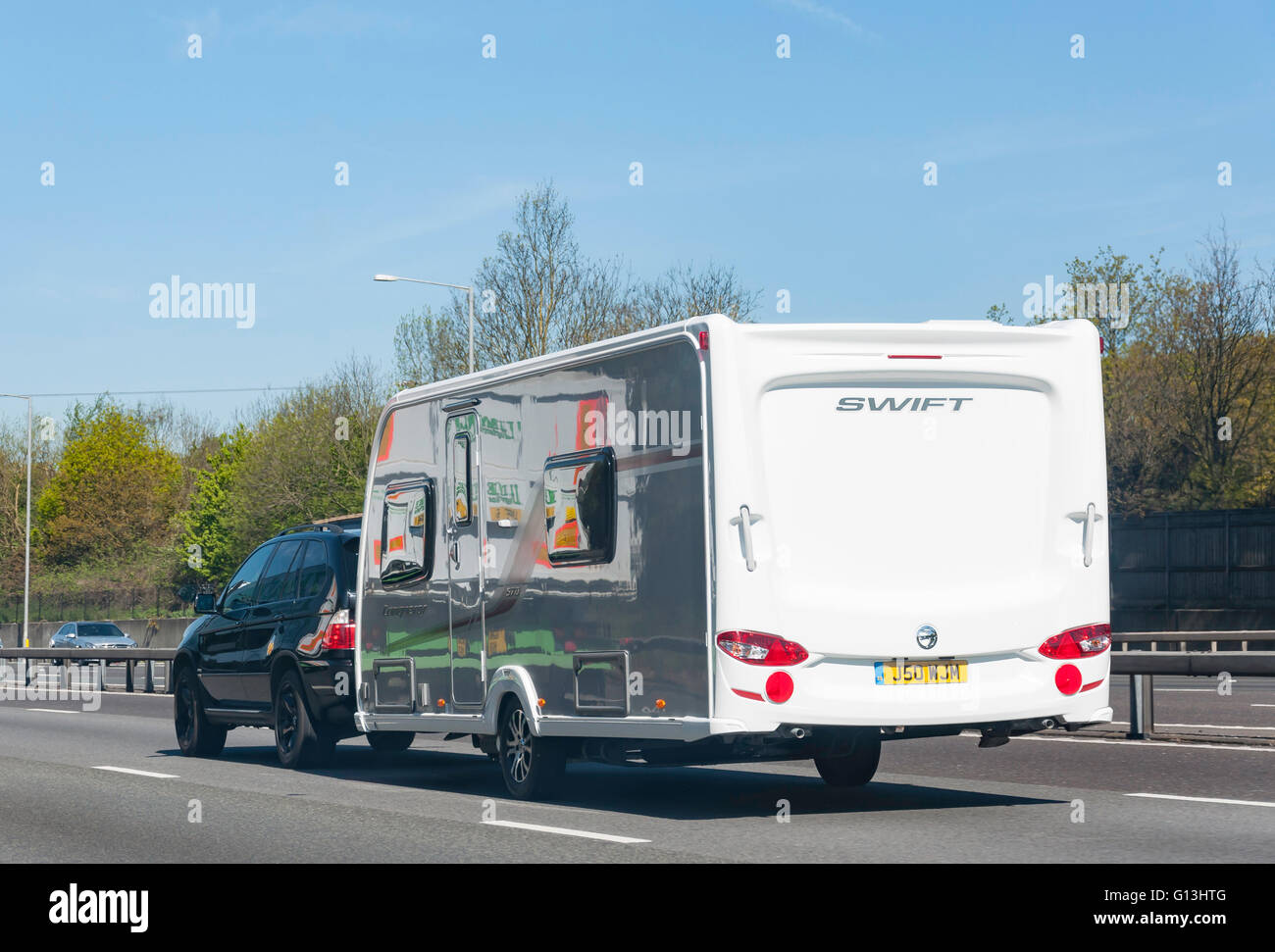 Auto abschleppen Wohnwagen auf M25 Autobahn, Surrey, England, Vereinigtes Königreich Stockfoto