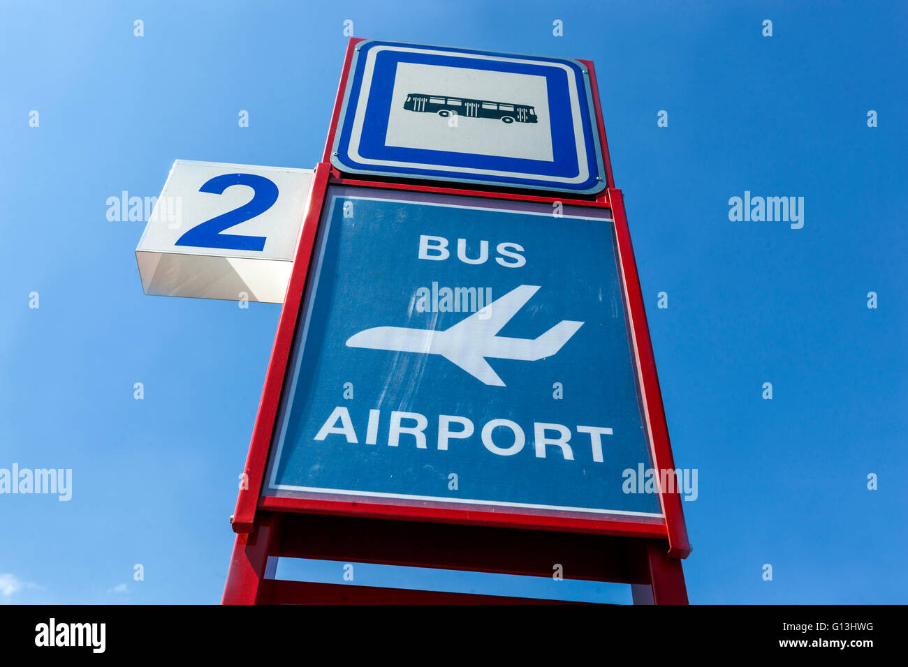 Die Bushaltestelle für Busse zum Flughafen Prag, Tschechien Stockfoto