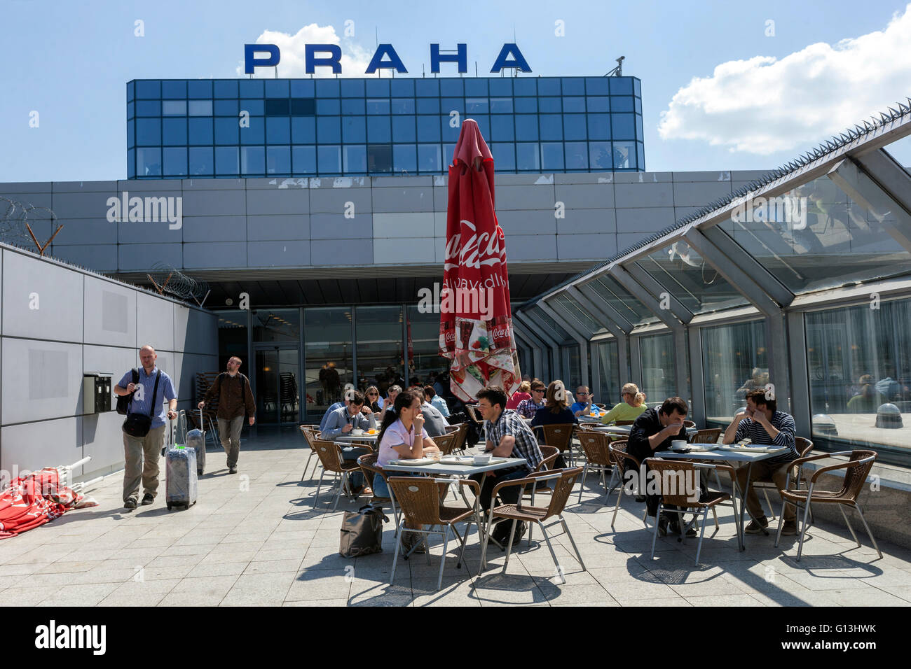 Prag Restaurant Menschen Panoramaterrasse, Flughafen Prag, Tschechische Republik Stockfoto