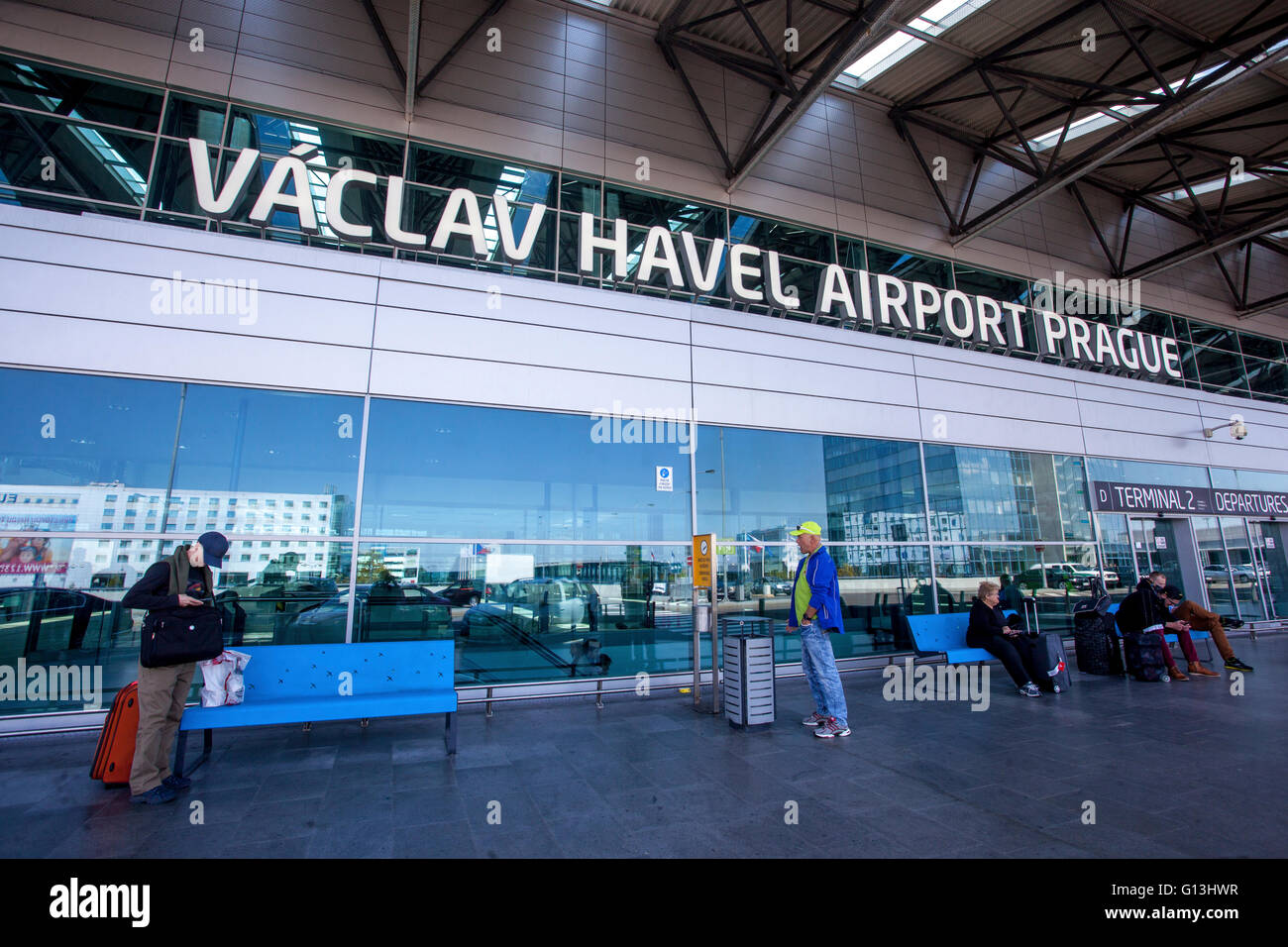 Menschen auf dem Prager Flughafen Prag Tschechien Stockfoto