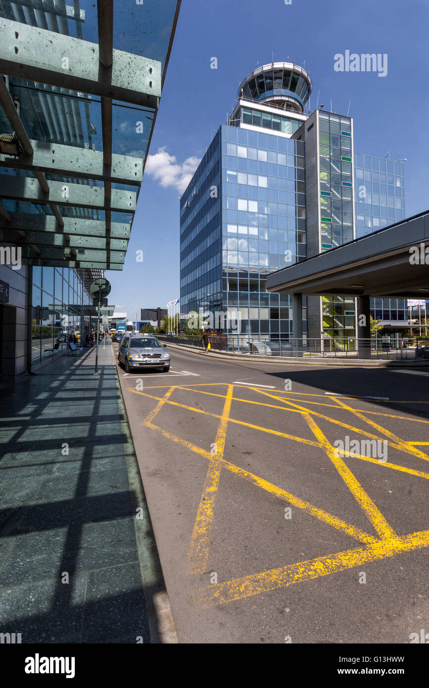 Kontrollturm am Flughafen Prag, Tschechische Republik Stockfoto