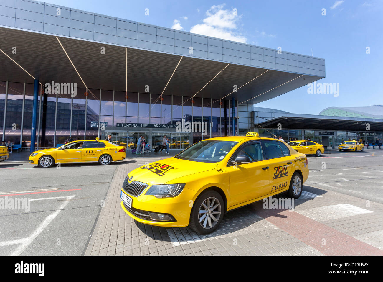 Gelbe Taxis warten auf Passagiere vor dem Terminal Prager Flughafen Prag Taxi Stockfoto