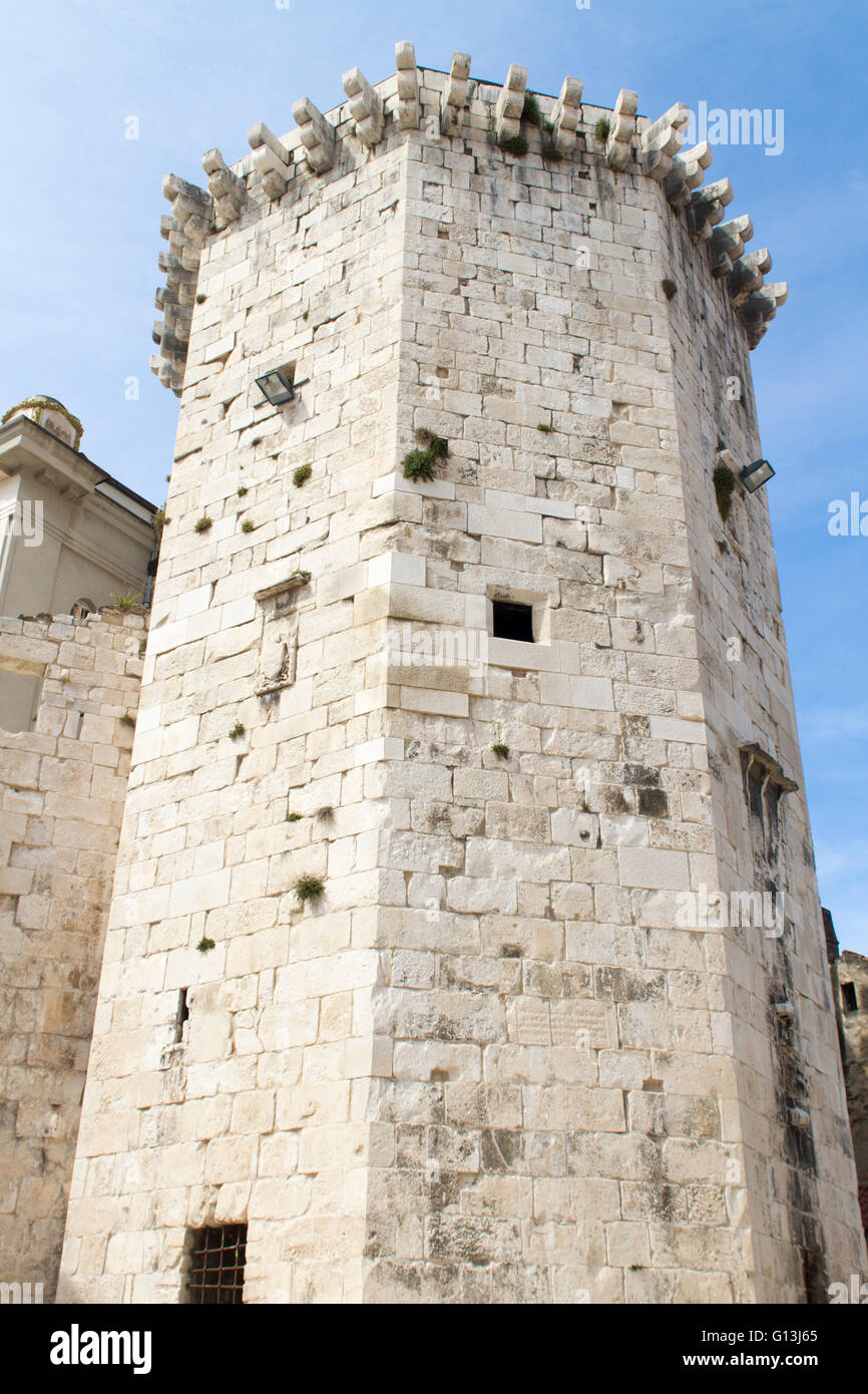 Ausblick auf den achteckigen venezianischen Turm in Split, Kroatien Stockfoto