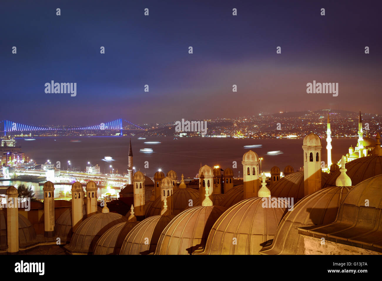 Istanbul. Nacht. Bewölkt. Blick Auf Den Bosporus, Der Galata-Brücke ...