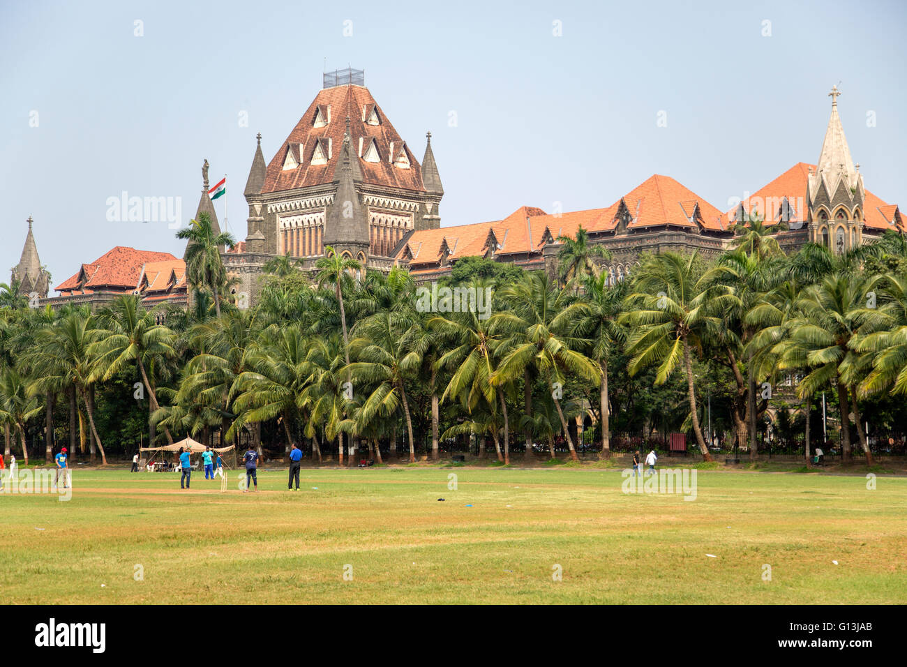 MUMBAI, Indien - 10. Oktober 2015: Menschen spielen Cricket im Central Park in Mumbai, Indien. Kricket ist der populärste sport Stockfoto