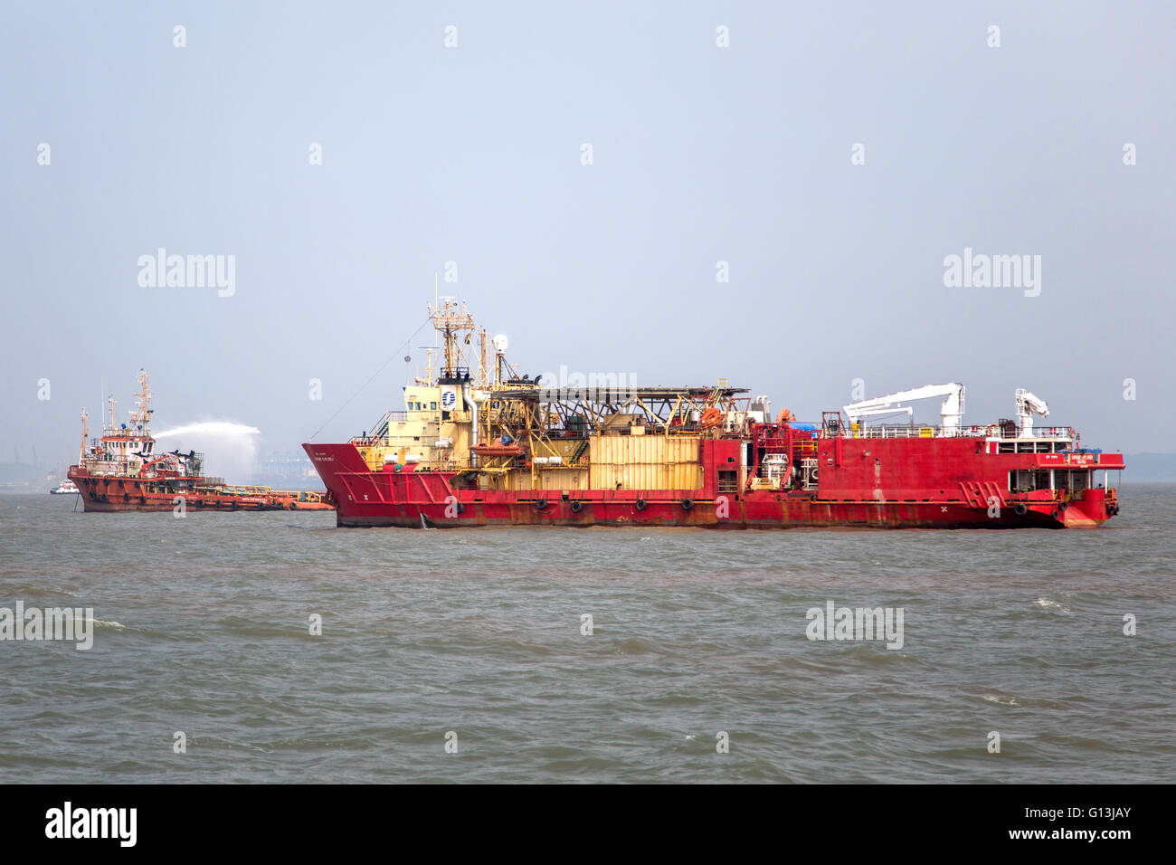 Schiff in den Gewässern von Mumbai, Indien Stockfoto