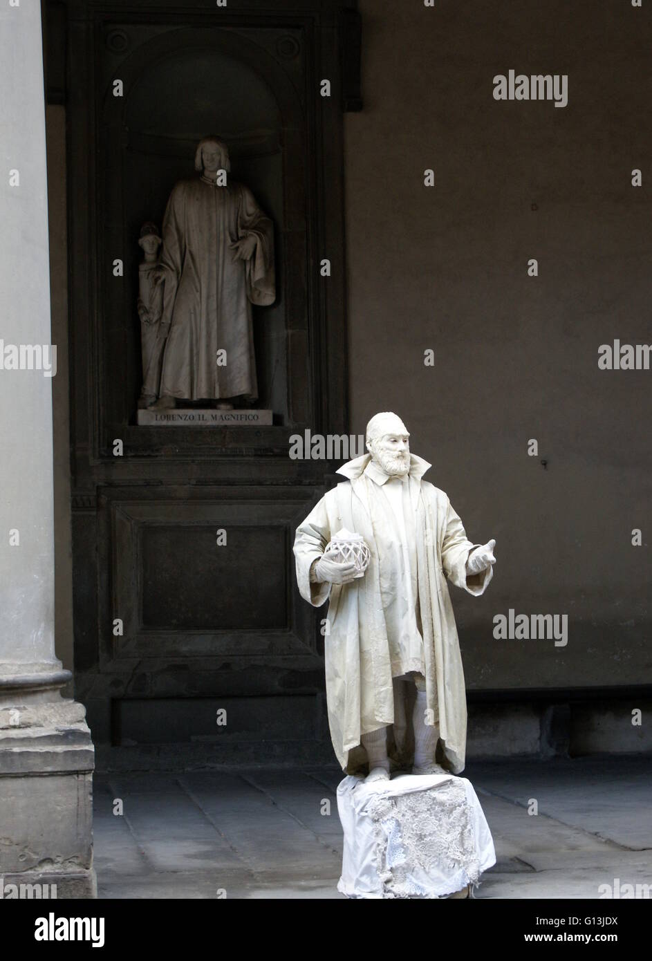 Straßenkünstler Statue außerhalb der Galerie der Uffizien, Florenz, Italien Stockfoto