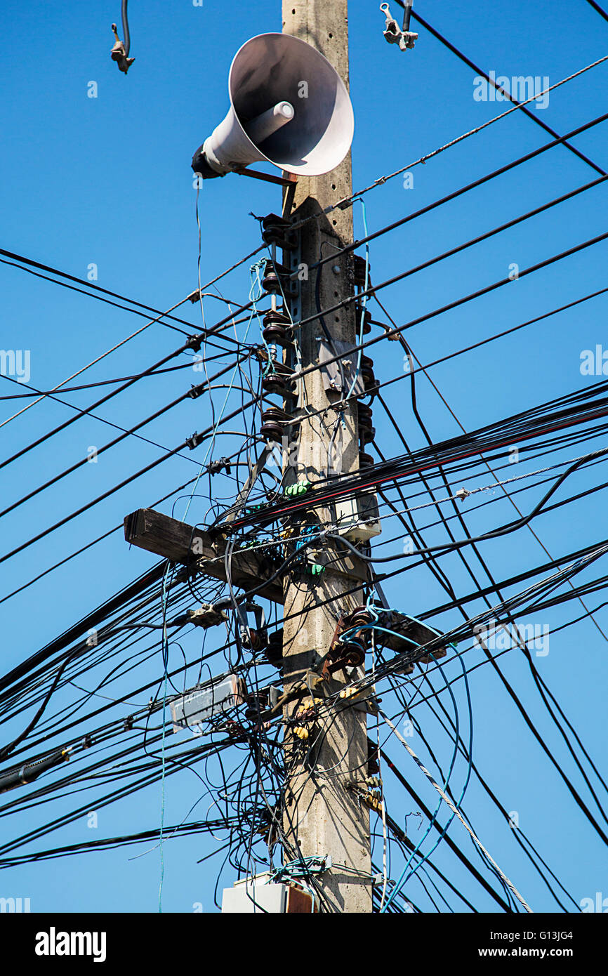 Störende elektrische Kabel in Chiang Mai, Thailand Stockfoto