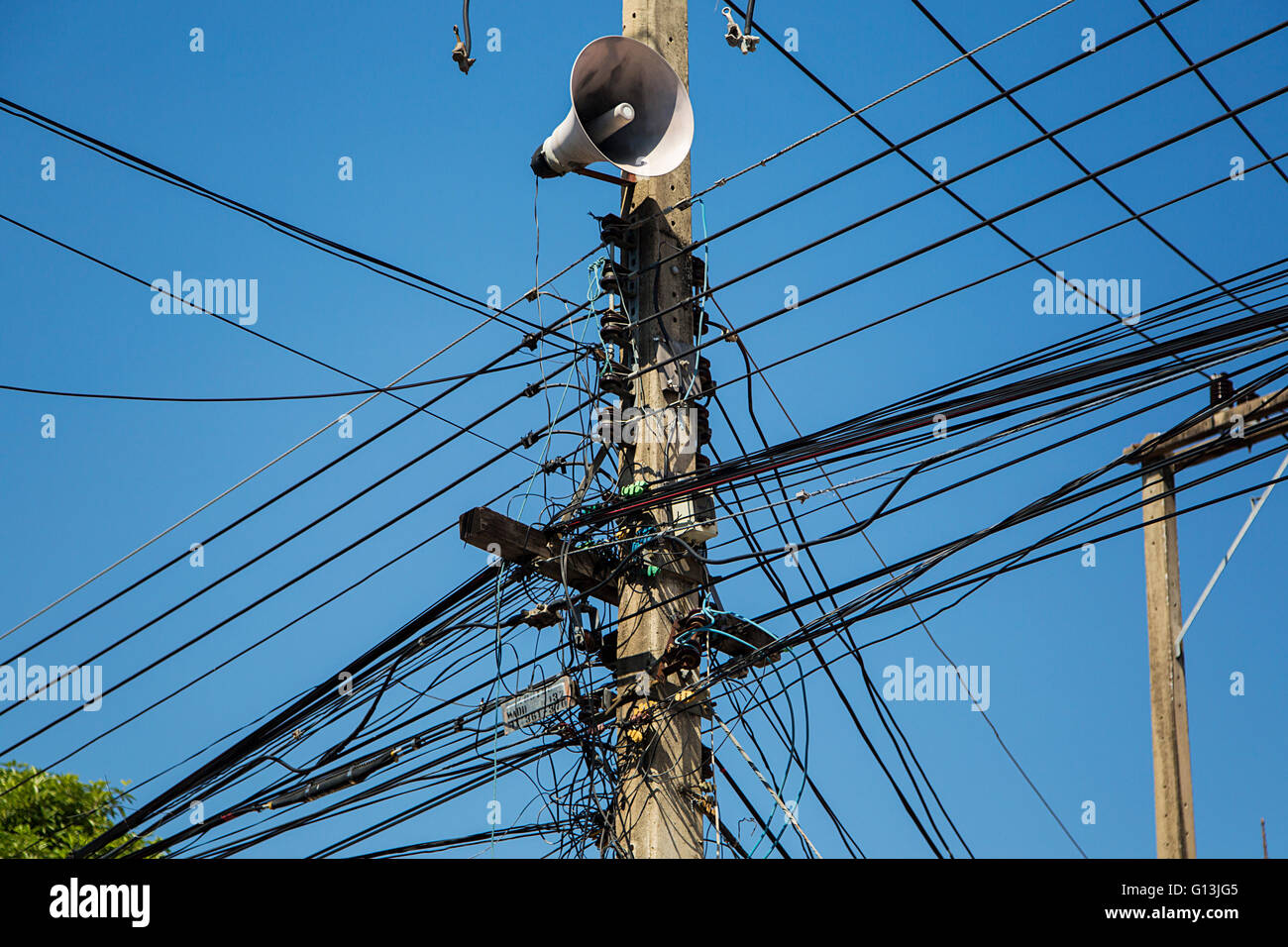 Störende elektrische Kabel in Chiang Mai, Thailand Stockfoto