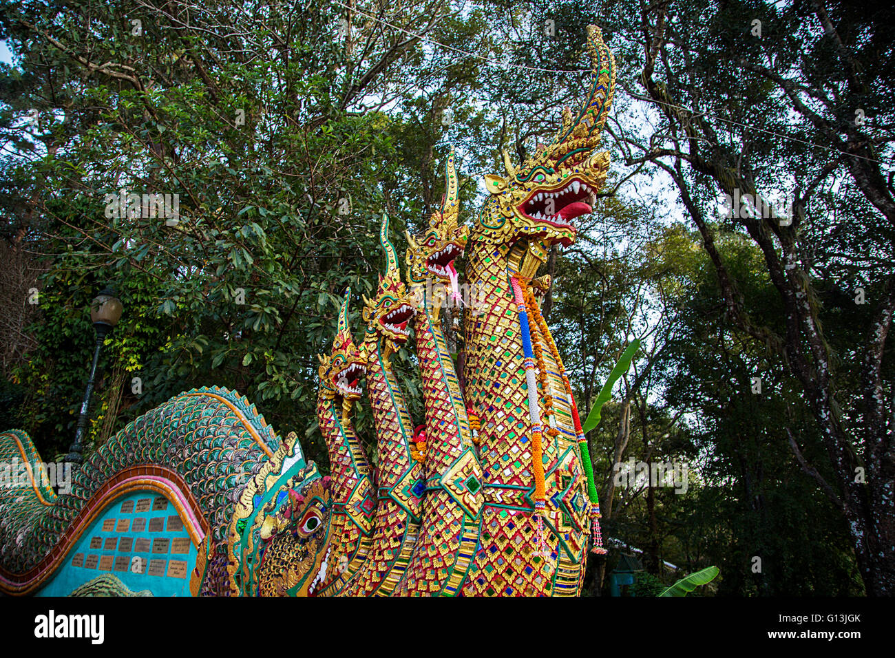 Drachen auf Tore am He Wat Phra, die Doi Suthep Tempel in Thailand Stockfoto