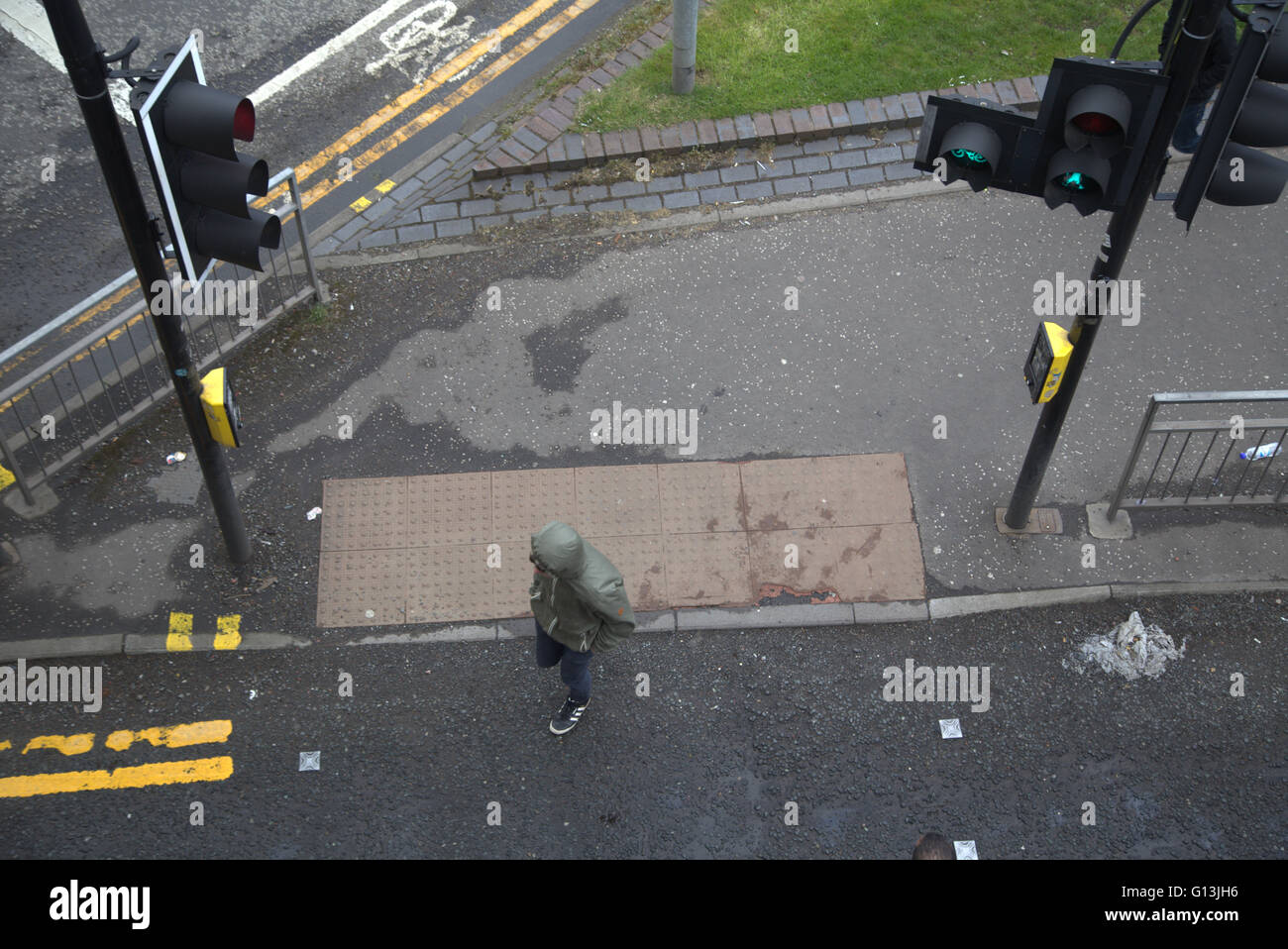 junge asiatische Person Kreuzung Straße an der Ampel erschossen grafisch von oben Stockfoto