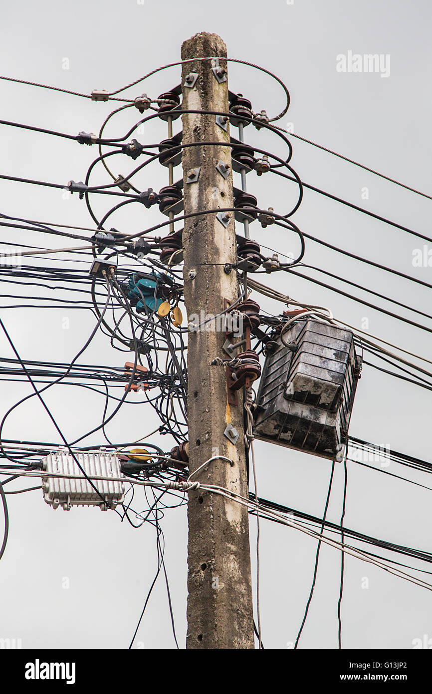 Störende elektrische Kabel in Chiang Mai, Thailand Stockfoto