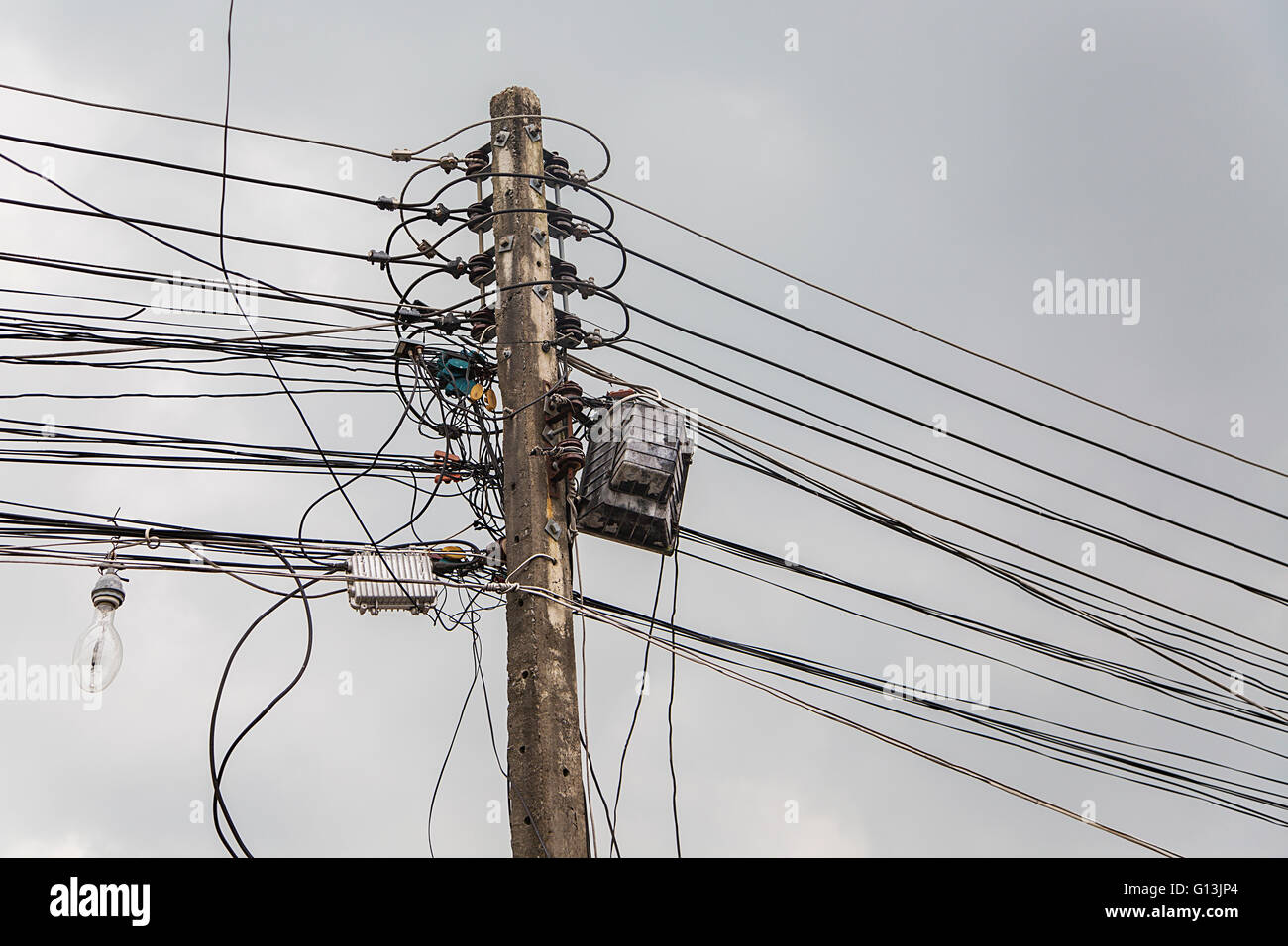 Störende elektrische Kabel in Chiang Mai, Thailand Stockfoto