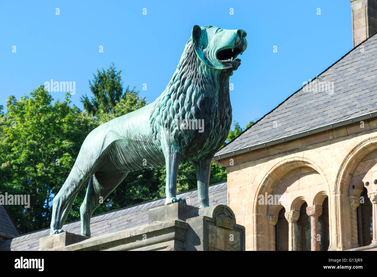 Nachbau des Braunschweiger Löwen bronze Statue, Hofburg (Kaiserpfalz), Goslar, Harz, Niedersachsen, Deutschland Stockfoto