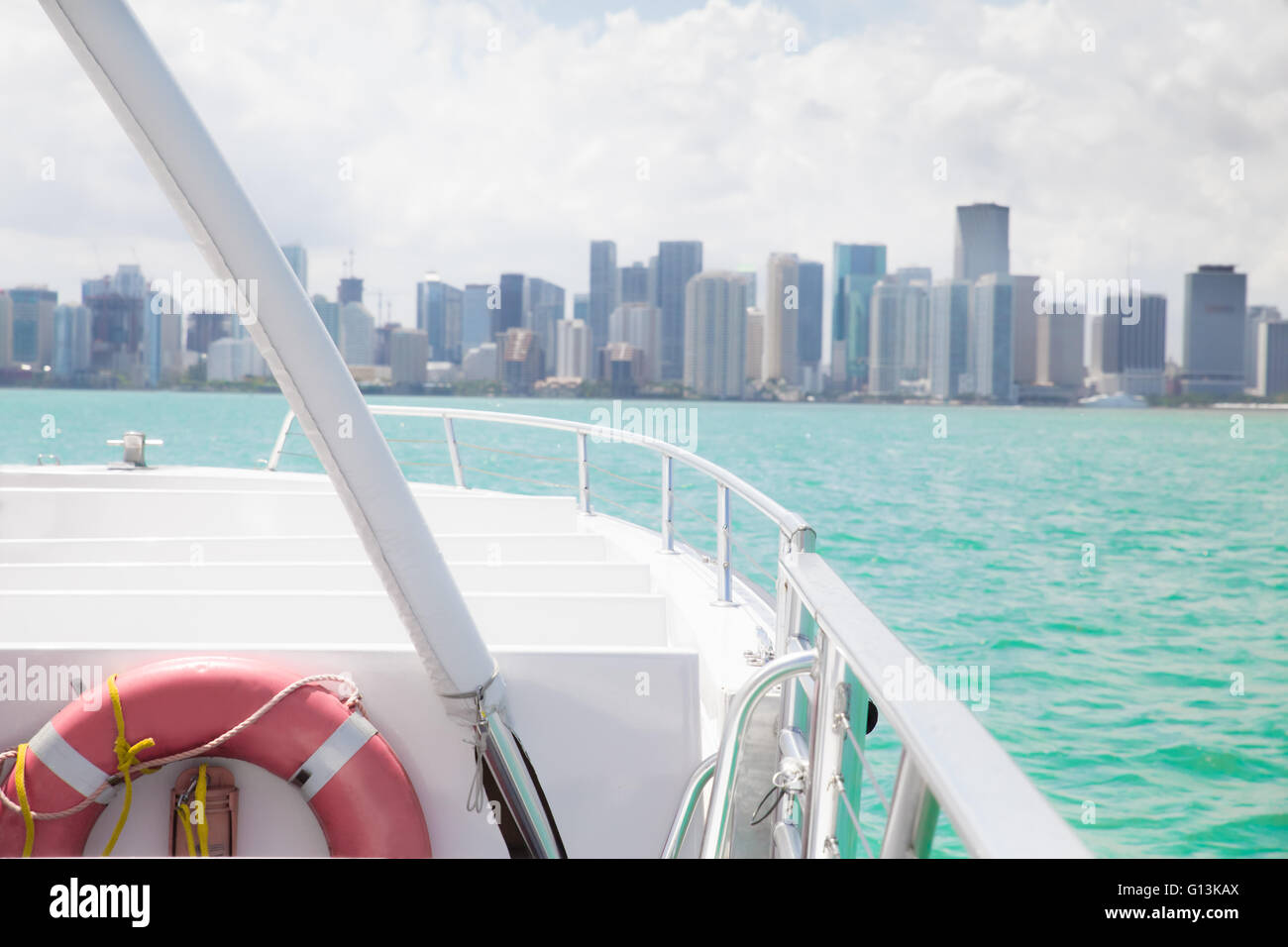 Boot in der Biscayne Bay mit der Skyline von Miami, Florida Stockfoto