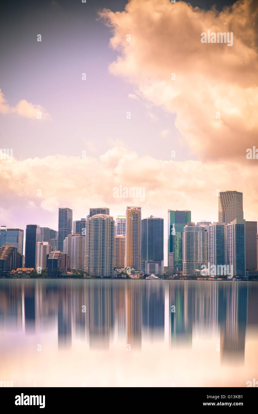 Schöne Miami Florida Skylne über Biscayne Bay Stockfoto