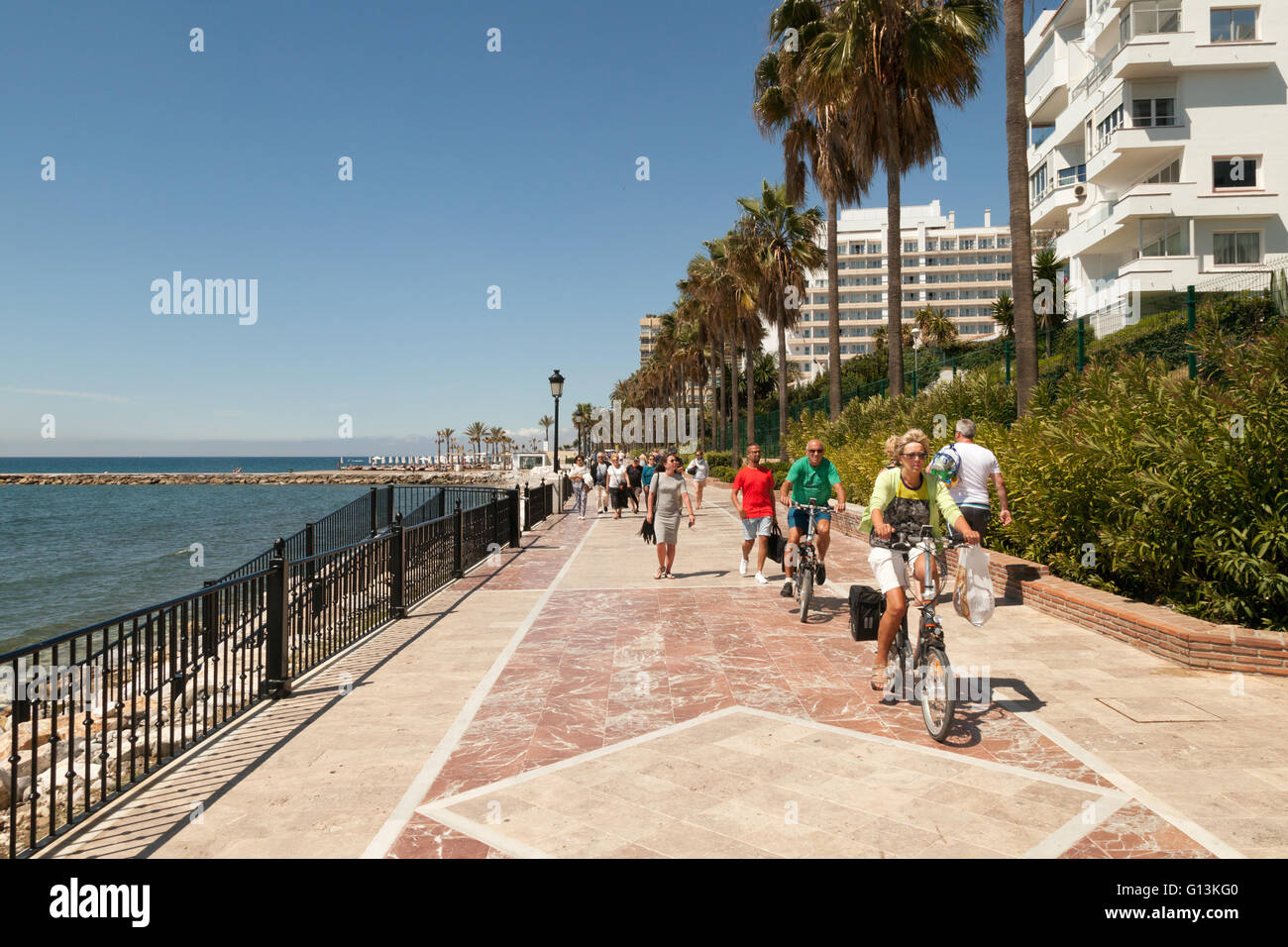 Menschen Sie wandern und Radfahren, Marbella Promenade (Paseo Maritimo), Marbella, Costa Del Sol, Andalusien Spanien Europa Stockfoto