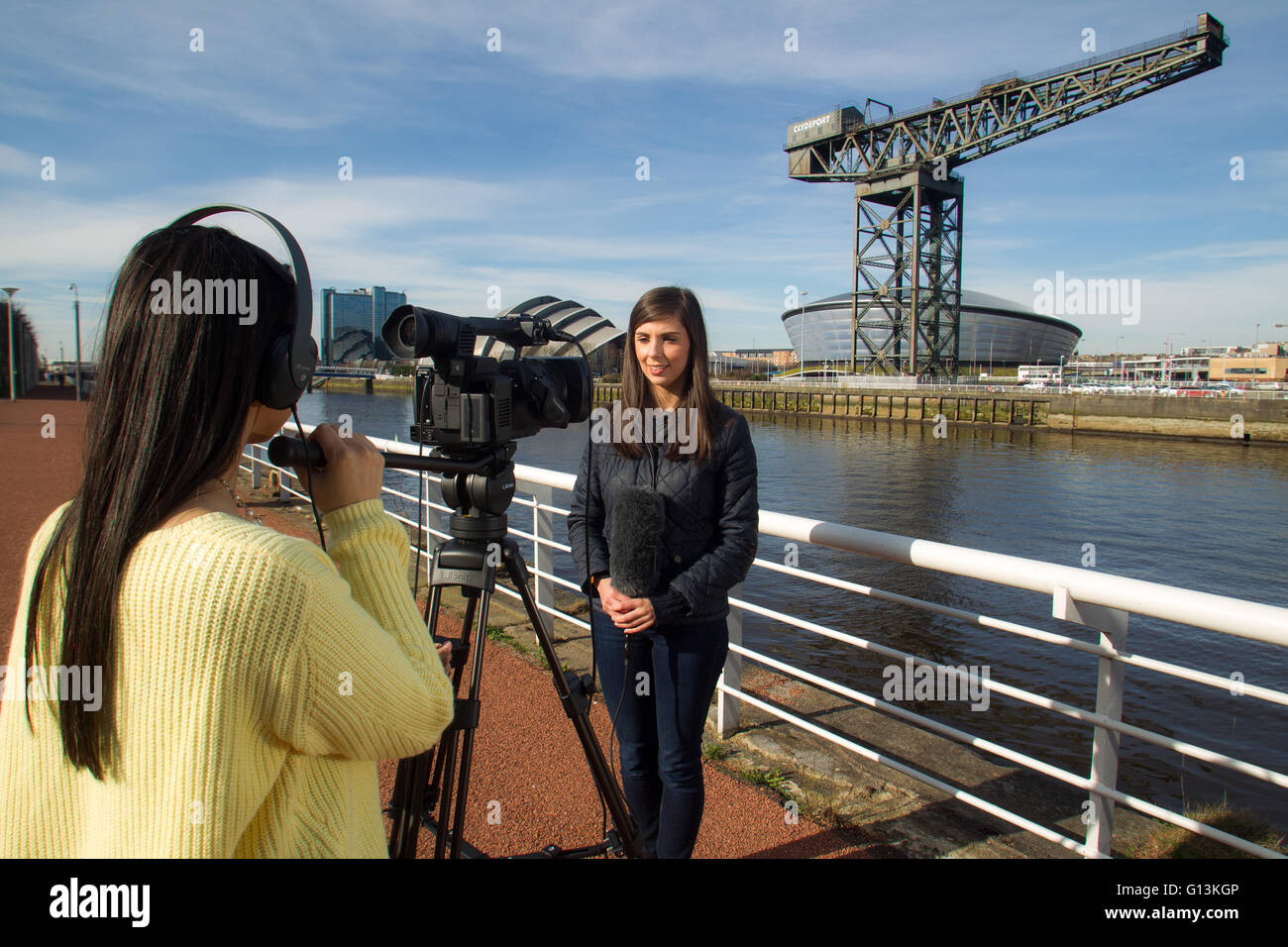 Medien-Studenten, die Dreharbeiten in Glasgow durch den Fluss clyde Stockfoto