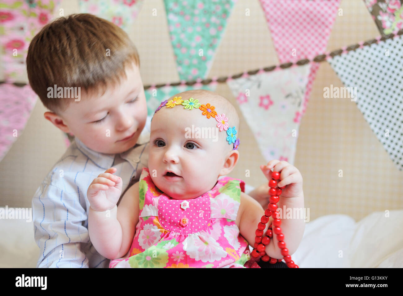 Entzückenden kleinen Bruder und Schwester zusammen spielen Stockfoto