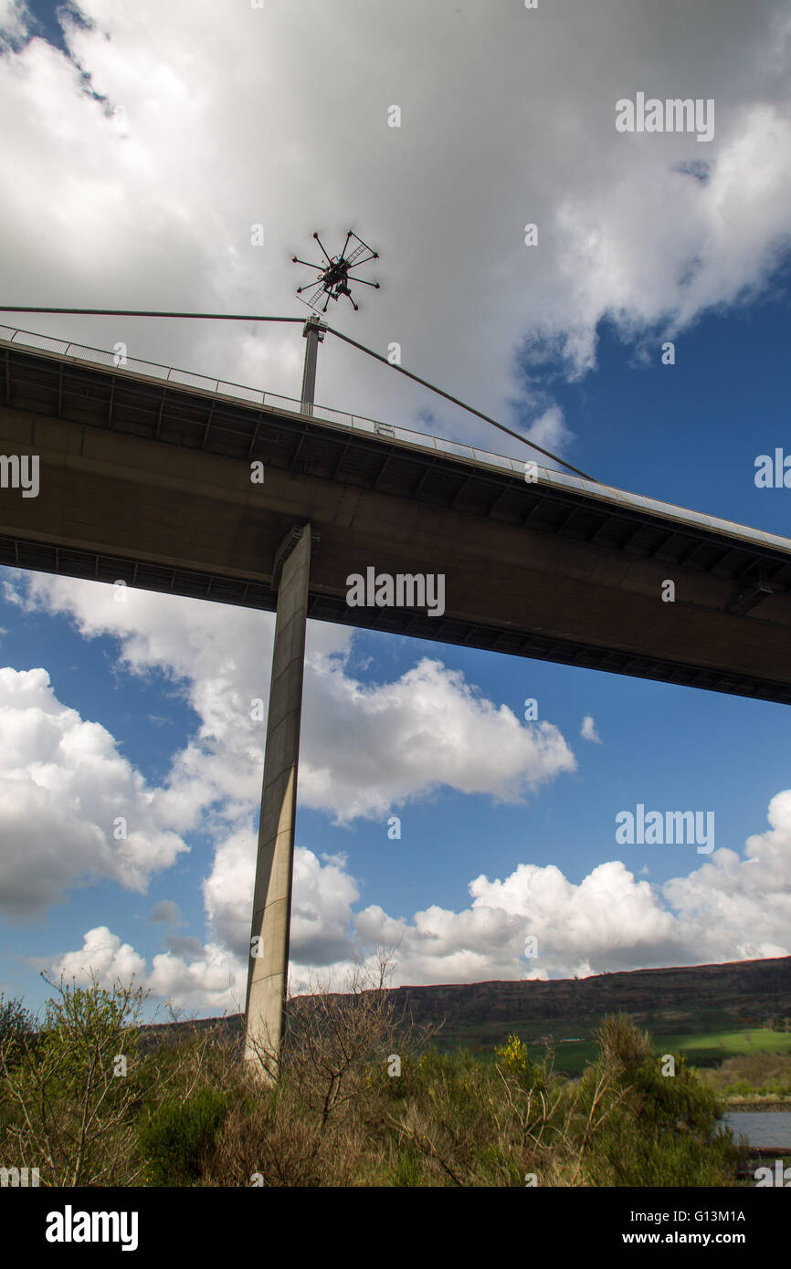 Drohne fliegen neben Erskine Bridge Stockfoto