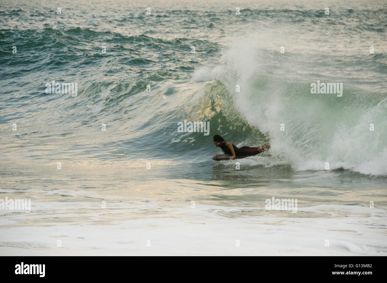 Surfer auf einer Welle Stockfoto