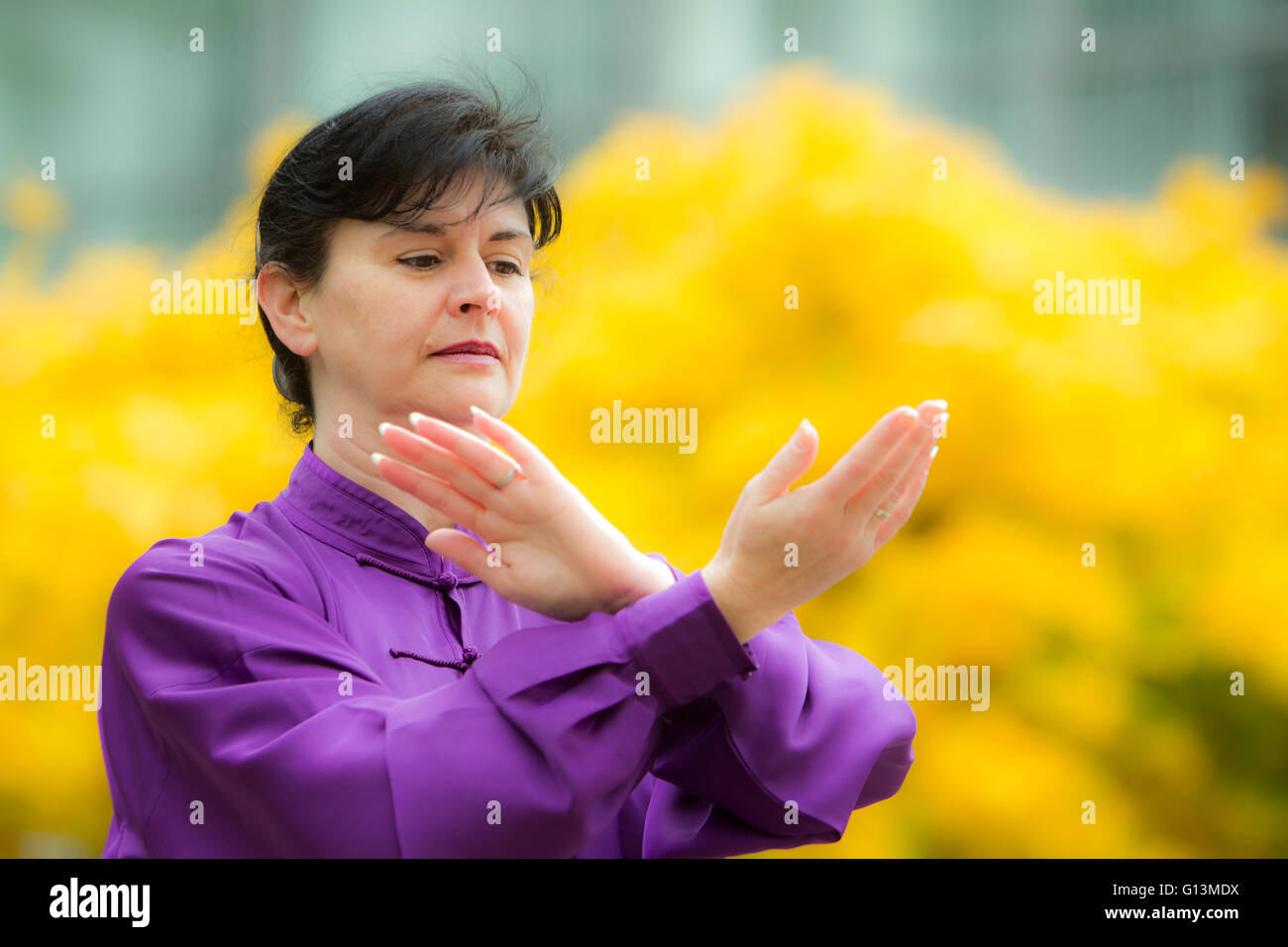 Frau, die Durchführung von Tai Chi Stockfoto