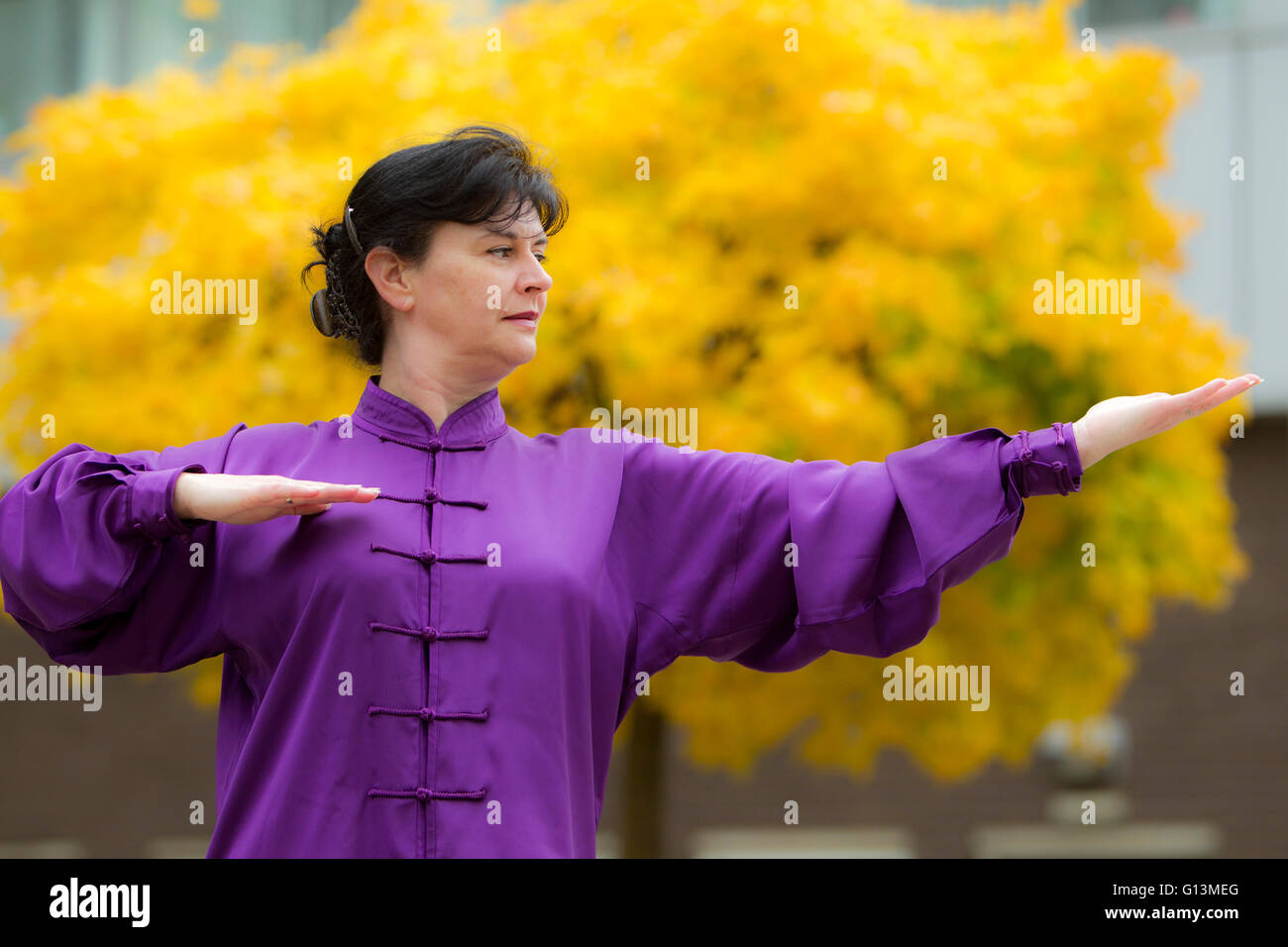Frau, die Durchführung von Tai Chi in Schottland Stockfoto