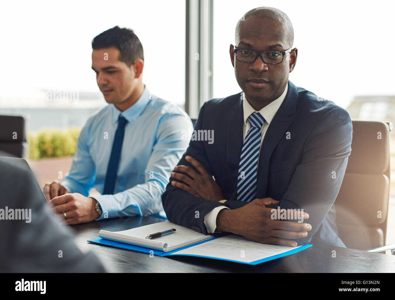 Exekutive multirassische Business-Team mit einem Treffen im Büro mit Fokus zu einem ernsthaften afroamerikanische Mann mittleren Alters-look Stockfoto
