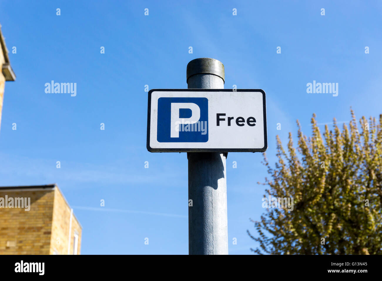 Ein kostenloser Parkplatz-Schild. Stockfoto