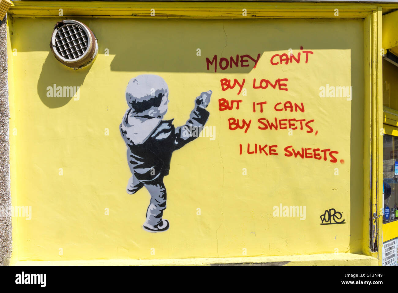 "Geld nicht kaufen kann Liebe aber es kann Süßigkeiten zu kaufen, ich mag Süßigkeiten" Graffiti von Schmiere auf ein Süßwarengeschäft in Beckenham, Südlondon. Stockfoto