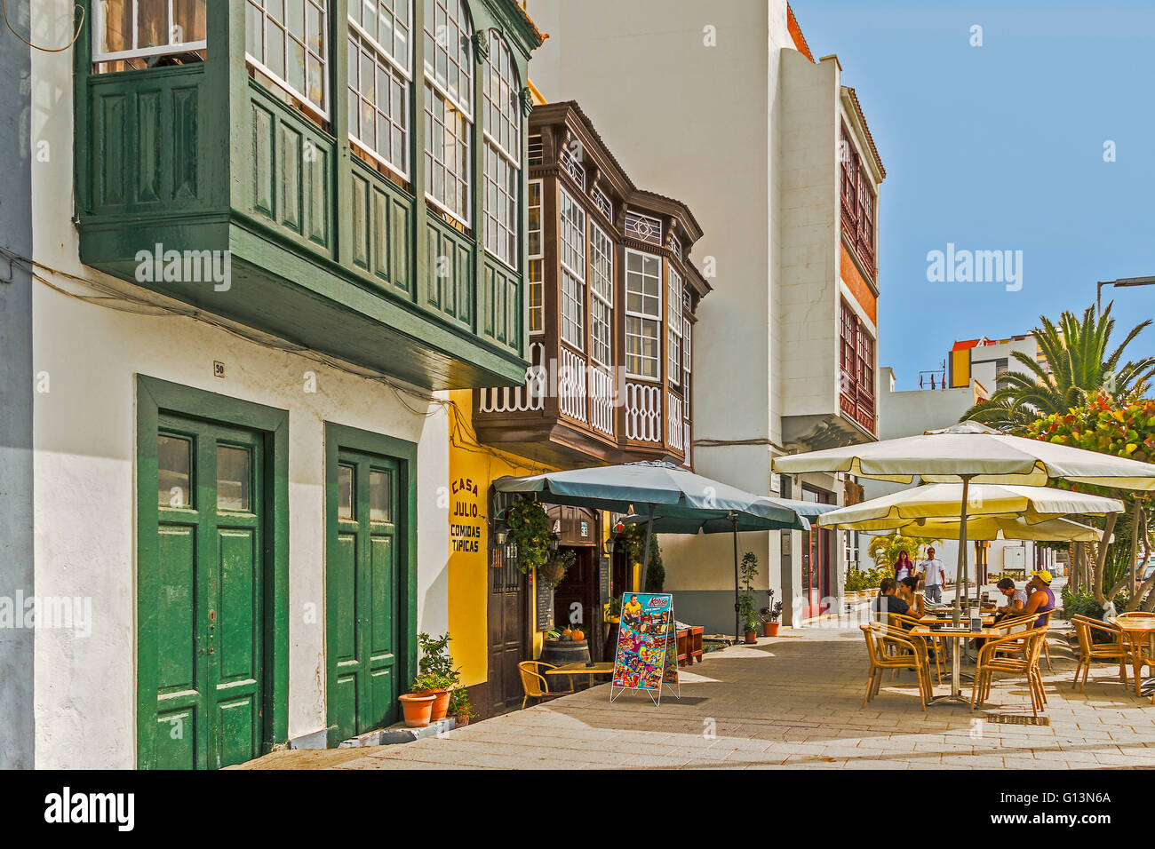 Restaurant und Balkone Santa Cruz La Palma Spanien Stockfoto