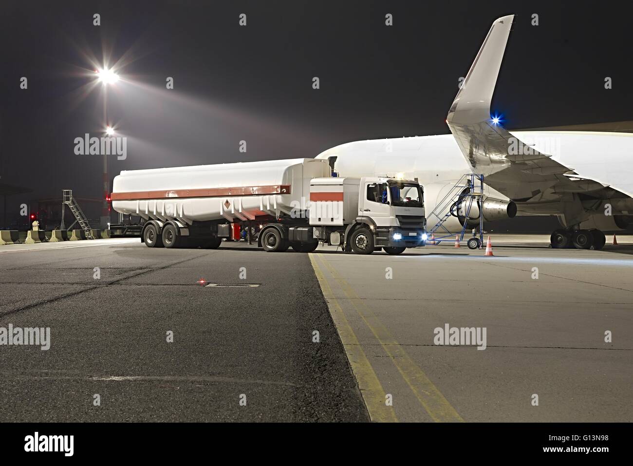 Kraftstoff-Flugzeug-service Stockfoto