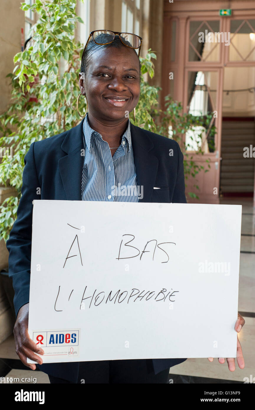 Paris, Frankreich, AIDS NGO ADJUTANTEN, französischer Mann mit Protestschildern gegen Diskriminierung, dem Internationalen Tag gegen Homophobie, 'Down mit Homophobie" IDAHOT Stockfoto