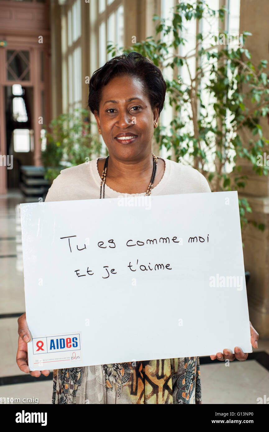 Paris, Frankreich, AIDS NGO ADJUTANTEN, französischer Politiker, Frau mit Protestschildern gegen Diskriminierung, dem Internationalen Tag gegen Homophobie", Sie sind wie ich, und ich liebe Dich" IDAHOT Stockfoto