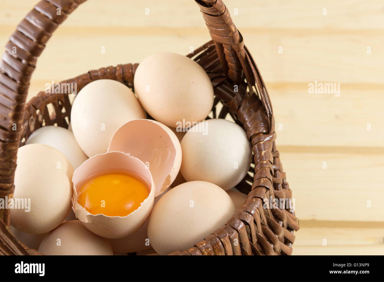 Frischen Eiern in einem hölzernen Korb Stockfoto