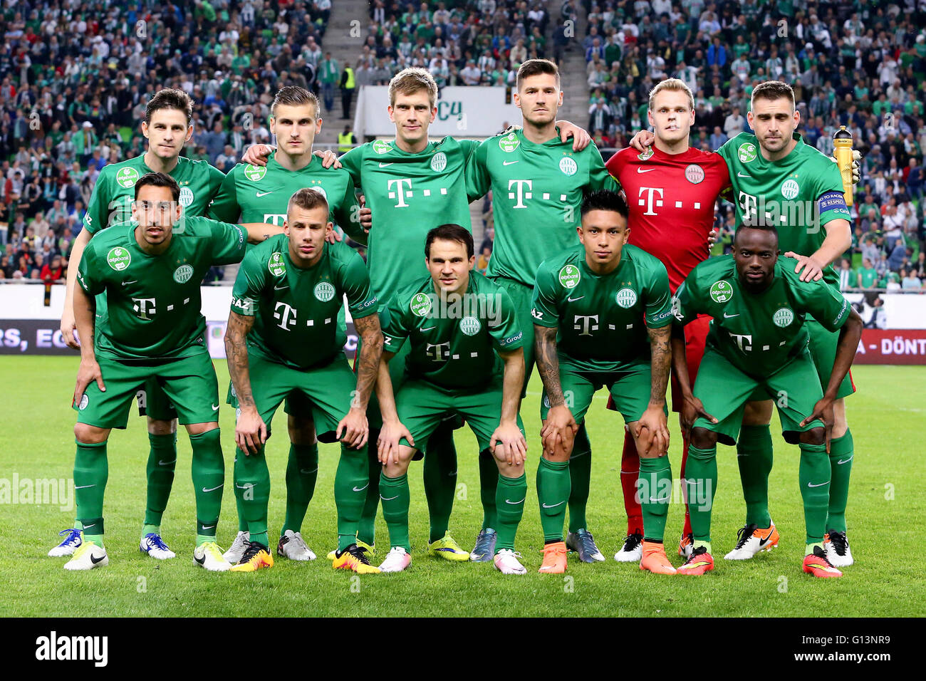 Budapest Ungarn 7 Mai 2016 Das Team Von Ferencvarosi Tc Obere Reihe Von Links Nach Rechts Zoltan Gera Emir Dilaver Michal Nalepa Adam Pinter Denes Dibusz Daniel Bode Untere Reihe