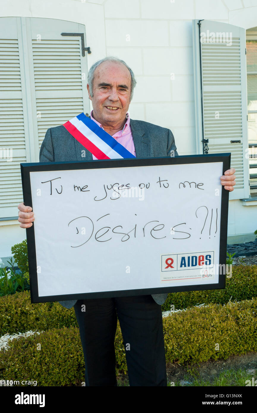 Aulnay-sous-Bois, Frankreich, AIDS NGO ADJUTANTEN, französischer Politiker, Mann hält Protest Zeichen gegen Diskriminierung, dem Internationalen Tag gegen Homophobie, IDAHOT, Mairie du Sevran, maire Stockfoto