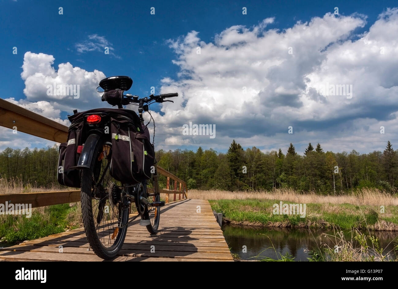 Tourismus. Fahrrad-Brücke über den Fluss außerhalb der Stadt. Stockfoto