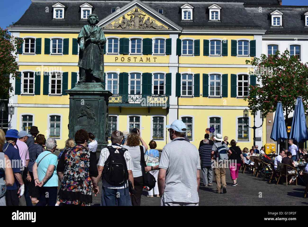 Bonn, Beethoven-Denkmals, Münsterplatz und Post mit einer Gruppe von Touristen, Deutschland Stockfoto