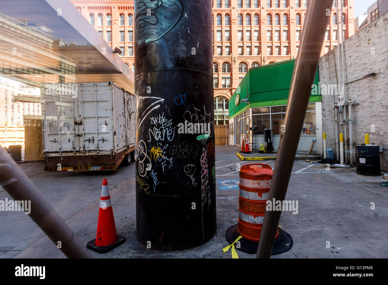 New York, NY - 8. Mai 2016 - geschlossen, die letzte Tankstelle in lower Manhattan in diesem Monat. Pläne sind durch eine Stahl-Glas-Luxus-Bürogebäude, etwa vier Quadratmeilen am südlichen Ende des Dorfes in einer Benzin-Wüste verwandeln zu ersetzen. © Stacy Walsh Rosenstock Stockfoto