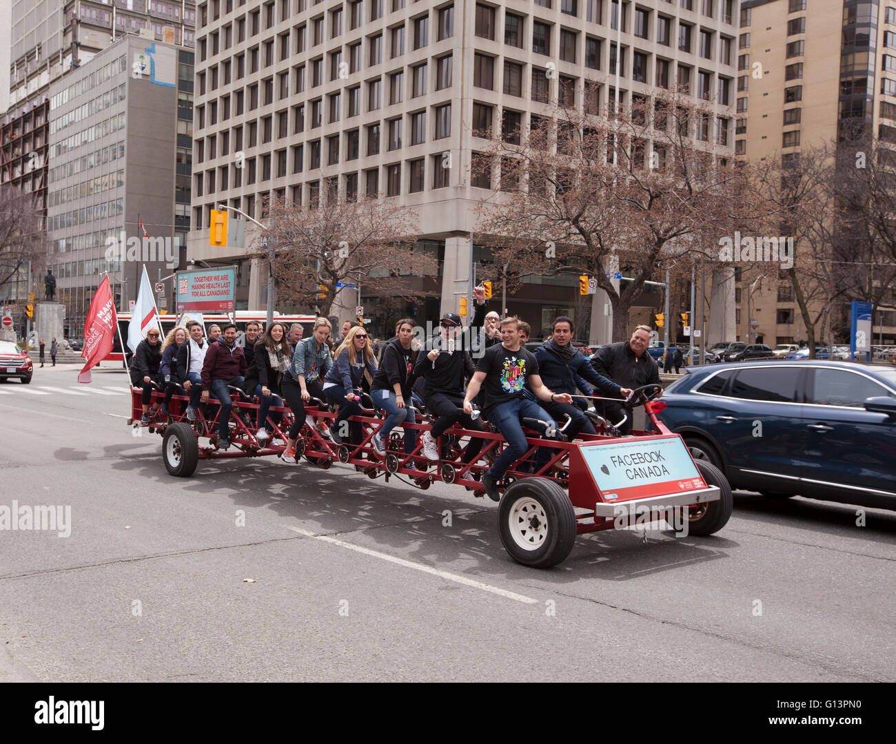 TORONTO - 28. April 2016: Das Herz & Strich, Big Bike ist ein Team-Event ausgerichtet, Unternehmen, gemeinnützigen Organisationen und Gruppen Stockfoto