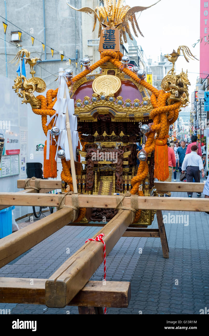 Eine mobile Schrein auf einem Ständer in Tokio Stockfoto